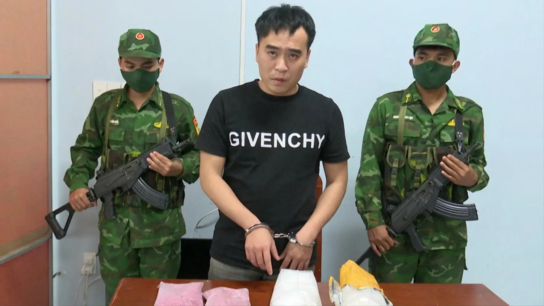 Bắt đối tượng vận chuyển trái phép gần 3 kg ma túy